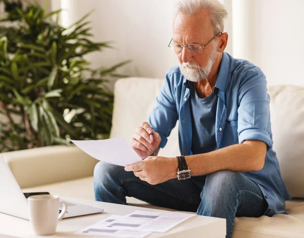 Positieve Oude Man Glazen Lezen Vullen Van Documenten Tijdens Het — Stockfoto