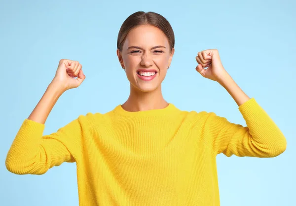 Feliz Mujer Joven Expresiva Suéter Amarillo Grita Celebrando Éxito Victoria —  Fotos de Stock