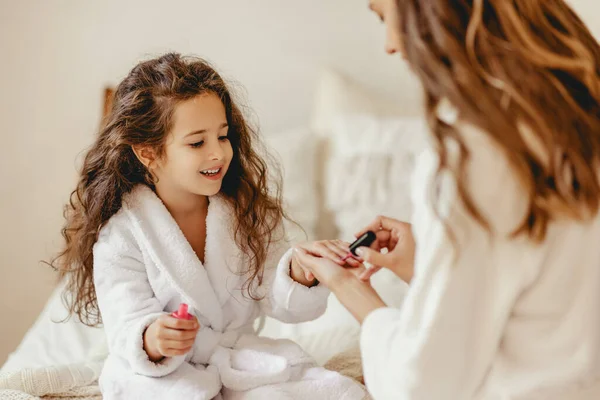 Feliz Familia Madre Hija Pequeña Albornoz Hace Manicura Risa Día — Foto de Stock