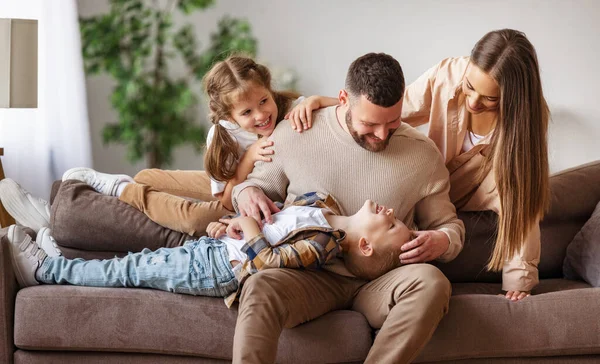 Felice Famiglia Madre Padre Figli Divertono Casa Sul Divano — Foto Stock