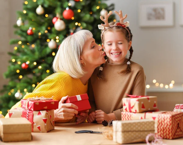 Donna Matura Con Scatola Regalo Baciare Ragazza Adorabile Mentre Seduto — Foto Stock