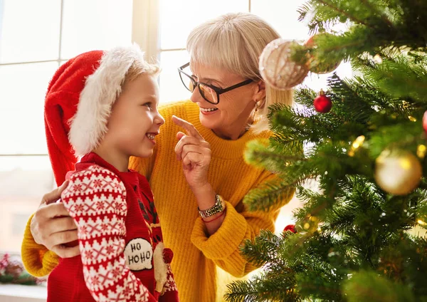 Gelukkig Familie Grootmoeder Vrolijke Kleinzoon Versieren Kerstboom Voor Holida — Stockfoto