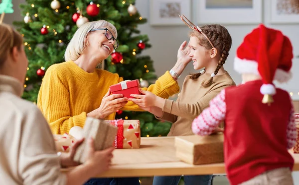 Glada Flicka Ger Julklapp Låda Till Mormor Samtidigt Fira Semester — Stockfoto