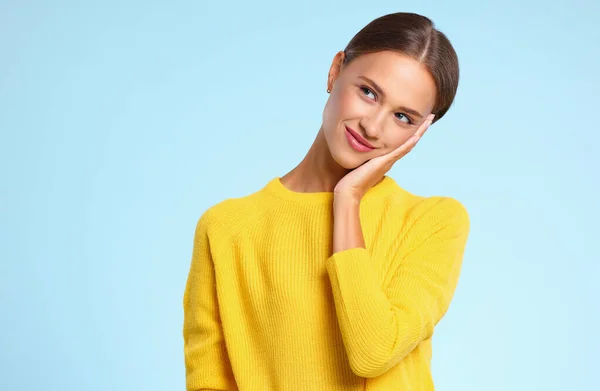 Alegre Hembra Sonriendo Para Cámara Apretando Las Manos Debajo Mejilla —  Fotos de Stock