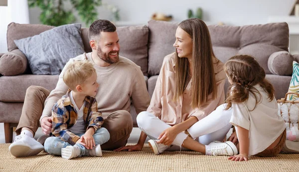 Feliz Familia Madre Padre Hijos Hablar Disfrutar Sociedad Suelo Casa —  Fotos de Stock