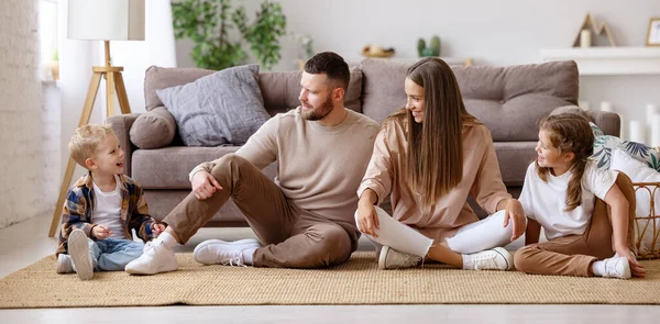 Glücklich Familie Mutter Vater Und Kinder Reden Und Genießen Gesellschaft — Stockfoto