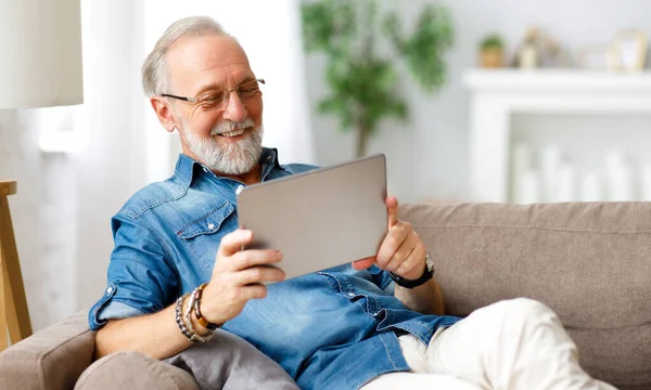 Feliz Macho Barbudo Sênior Roupas Casuais Navegando Tablet Sorrindo Enquanto — Fotografia de Stock