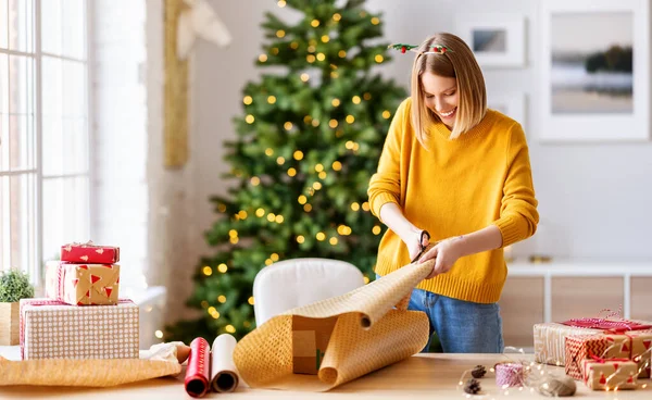Szczęśliwa Młoda Kobieta Przygotowuje Się Boże Narodzenie Pakowanie Gif — Zdjęcie stockowe