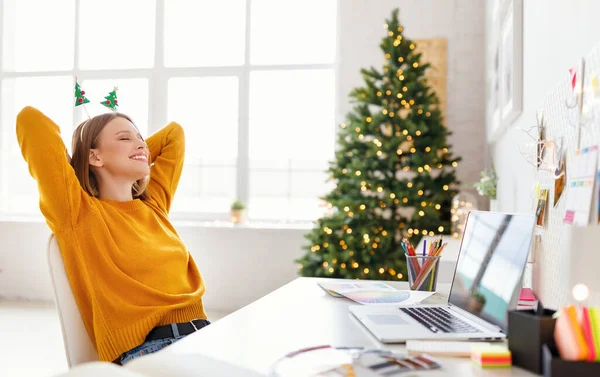 Feliz Jovem Freelancer Faz Uma Pausa Descansar Depois Completar Projeto — Fotografia de Stock