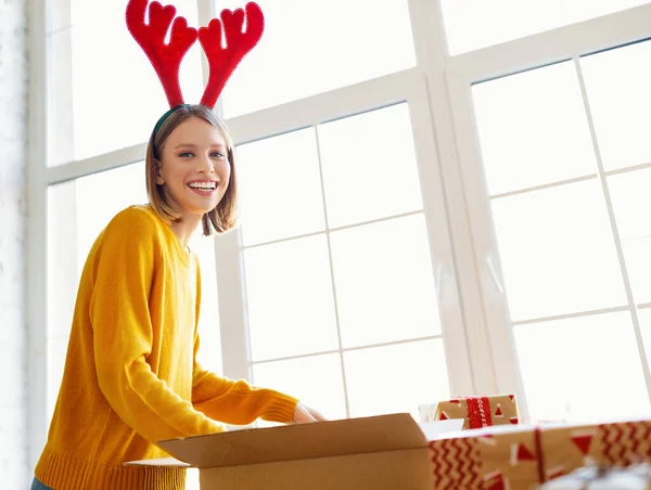 Lage Hoek Van Verrukt Jonge Vrouw Met Gewei Glimlachen Kijken — Stockfoto