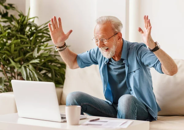 Happy Aged Man Trendy Spijkerjasje Armen Heffen Glimlachen Tijdens Het — Stockfoto
