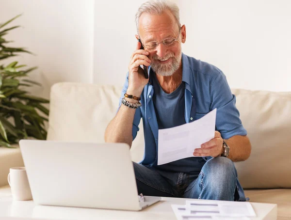 Stijlvolle Oudere Man Glimlachend Het Beantwoorden Van Telefoongesprek Tijdens Het — Stockfoto