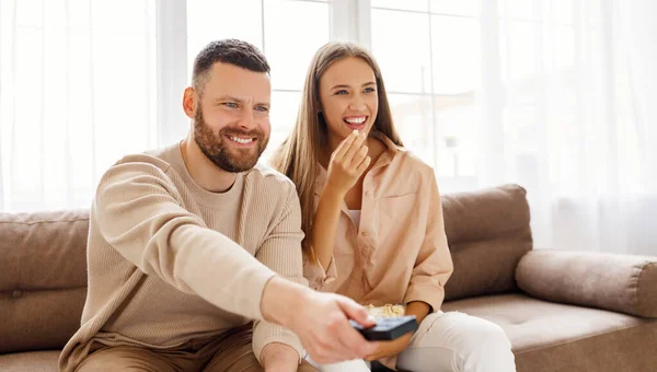 Glückliches Familienpaar Vor Dem Fernseher Hause Sof — Stockfoto