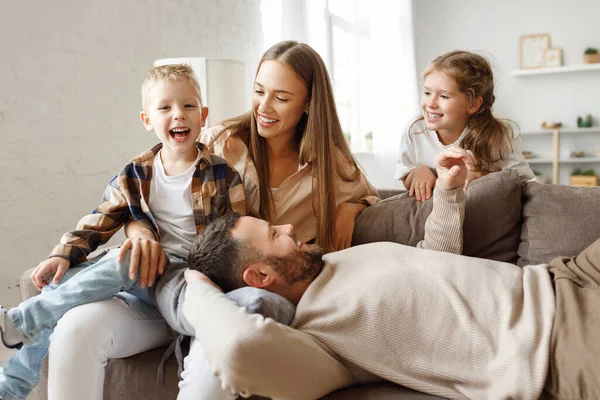 Boldog Család Anya Apa Gyerekek Otthon Kanapén — Stock Fotó