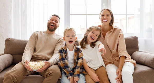 Encantado Família Pais Crianças Comendo Pipocas Rindo Enquanto Sentado Sofá — Fotografia de Stock