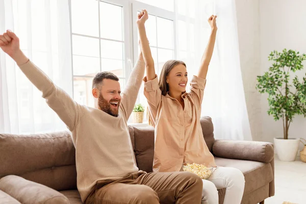 Feliz Casal Emocional Gritando Celebrando Objetivo Enquanto Sentado Sofá Assistir — Fotografia de Stock