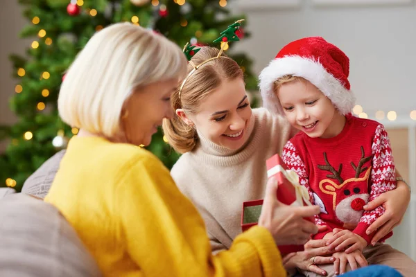 Glädjande Mormor Öppnar Julklapp Medan Sitter Rum Med Vuxen Dotter — Stockfoto