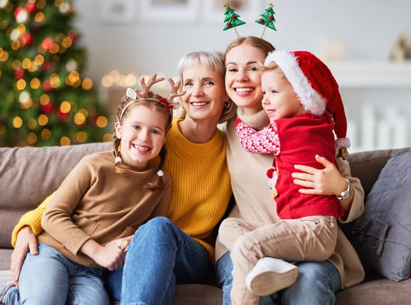 Glad Familj Unga Och Mogna Kvinnor Sitter Soffan Med Söta — Stockfoto