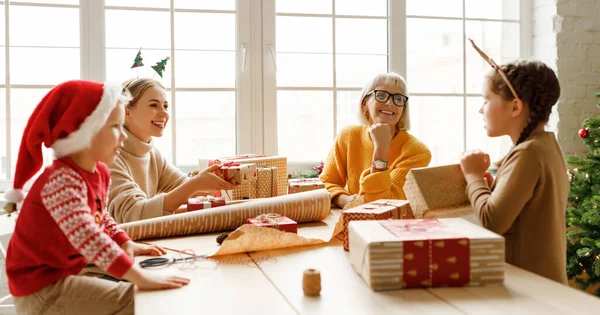 Familie Begeistert Kinder Die Mit Mutter Und Großmutter Tisch Sitzen — Stockfoto