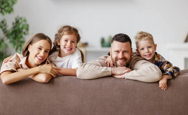 Gelukkig Familie Moeder Vader Kinderen Thuis Bank — Stockfoto