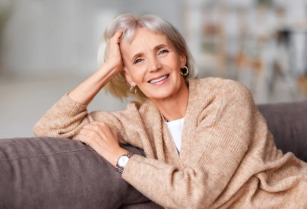 Beautiful Senior Old Woman Smiles Camera While Sitting Sofa Hom — Stock Photo, Image