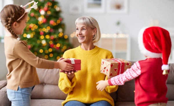 Lindos Niños Con Cajas Regalo Haciendo Sorpresa Para Abuela Sentada — Foto de Stock