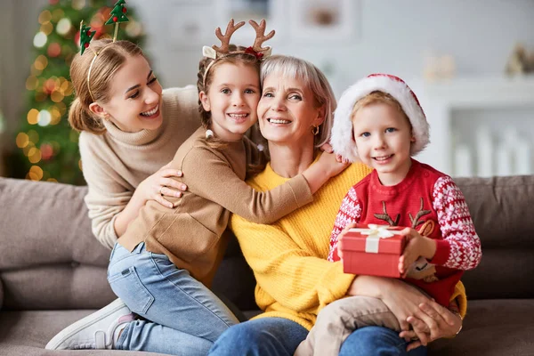 Szczęśliwa Rodzina Młodych Dojrzałych Kobiet Siedzi Kanapie Cute Dzieci Patrząc — Zdjęcie stockowe