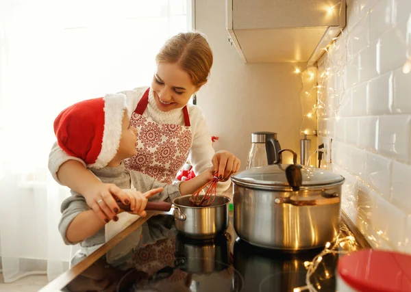 Felice Divertente Madre Figlio Bambino Cuocere Biscotti Natale — Foto Stock