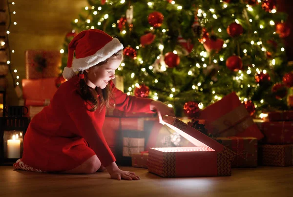 Glücklich Lachendes Kindermädchen Mit Magischem Geschenk Das Heiligabend Vor Dem — Stockfoto