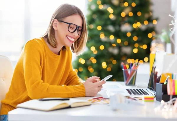 Vrolijke Jonge Vrouw Glazen Glimlachen Browsen Sociale Media Smartphone Tijdens — Stockfoto