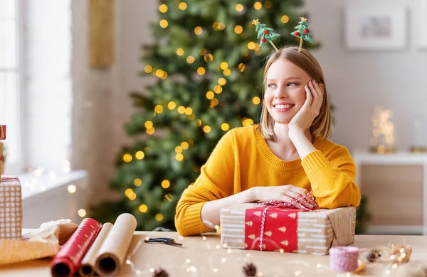 Happy Young Woman Present Box Looking Away Dreaming While Sitting — Stock Photo, Image