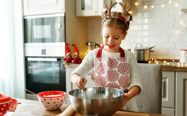 Счастливая Смешная Милая Девочка Печет Рождественское Печенье Уютной Кухне Доме — стоковое фото