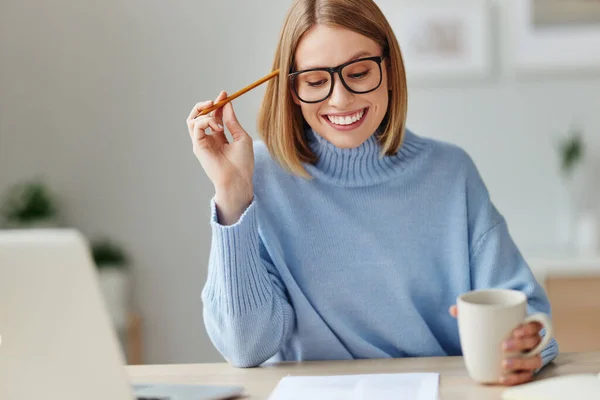 Donna Allegra Con Tazza Bevanda Calda Sorridente Documenti Lettura Mentre — Foto Stock