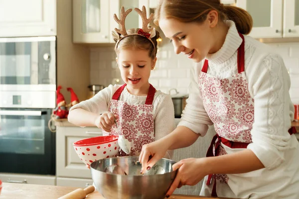 Gelukkig Grappig Familie Moeder Dochter Bakken Kerstkoekjes Gezellige Keuken Bij — Stockfoto