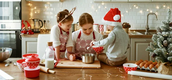 Fröhliche Lustige Familienmutter Und Kinder Backen Weihnachtsplätzchen Der Gemütlichen Küche — Stockfoto