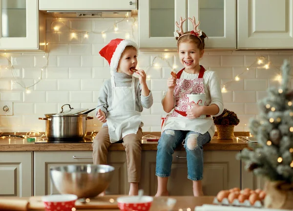 Счастливые Веселые Дети Канун Рождества Девочка Мальчик Смеются Едят Кулинарные — стоковое фото