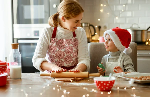Šťastný Legrační Rodina Matka Syn Péct Vánoční Cukroví Útulné Kuchyně — Stock fotografie