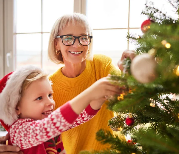 Glückliche Familiengroßmutter Und Fröhlicher Enkel Schmücken Den Weihnachtsbaum Für Die — Stockfoto