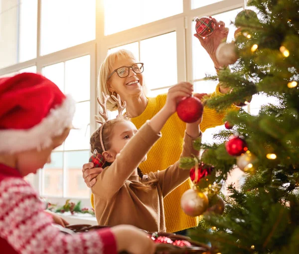 Fröhliche Reife Frau Und Entzückende Kinder Schmücken Nadelbaum Mit Verschiedenen — Stockfoto