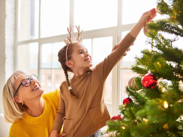 Schattig Kind Lachende Oma Versiert Kerstboom Met Gouden Kerstballen Voor — Stockfoto