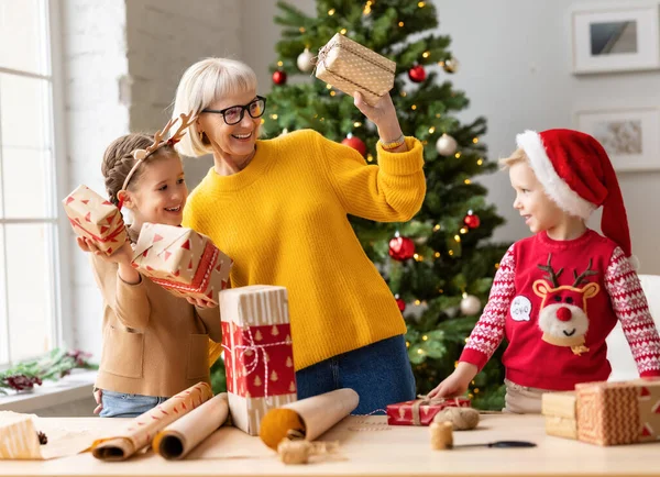 Gelukkig Gezin Lachende Oma Grappige Kleinkinderen Lachend Samen Verpakt Cadeau — Stockfoto
