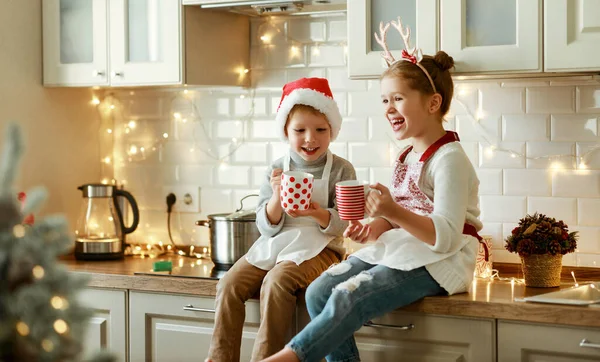 Vrolijke Grappige Kinderen Kerstavond Meisje Jongen Lachen Drinken Warme Chocoladedrank — Stockfoto