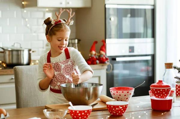 Gelukkig Grappig Schattig Meisje Bakken Kerstkoekjes Gezellige Keuken Bij Hom — Stockfoto