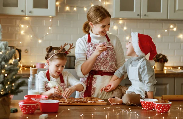 Feliz Engraçado Família Mãe Crianças Assar Biscoitos Natal Cozinha Aconchegante — Fotografia de Stock