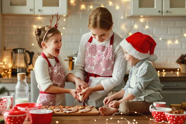 Szczęśliwy Zabawna Rodzina Matka Dzieci Piec Ciasteczka Świąteczne Przytulnej Kuchni — Zdjęcie stockowe