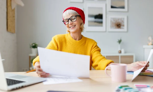 Femme Âgée Gaie Dans Des Vêtements Décontractés Élégants Souriant Examinant — Photo