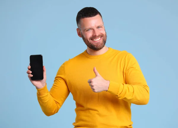 Grappige Vrolijke Man Een Gele Trui Met Smartphone Maakt Een — Stockfoto