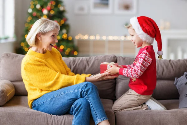 Glada Mormor Julklapp Från Lilla Barnbarn Samtidigt Fira Semester Hom — Stockfoto