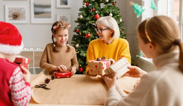 Verrukte Vrouwen Kinderen Die Samen Kerstcadeaus Inpakken Terwijl Thuis Aan — Stockfoto