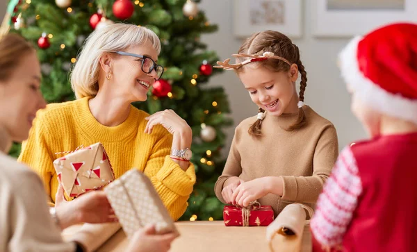 Ευτυχισμένη Οικογένεια Χαρούμενες Γυναίκες Και Παιδιά Τυλίγουν Χριστουγεννιάτικα Δώρα Μαζί — Φωτογραφία Αρχείου
